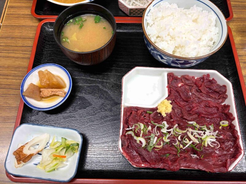 ドライブインたちばな屋の馬刺定食