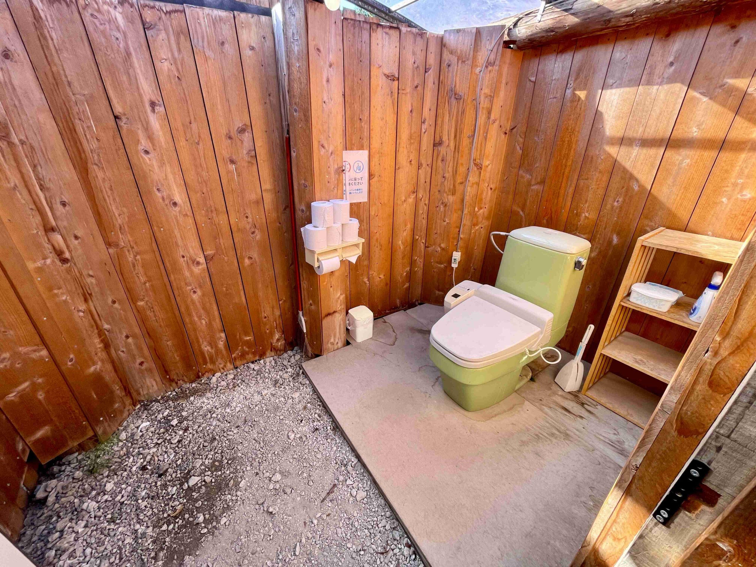 キャンプ場フィールのトイレ