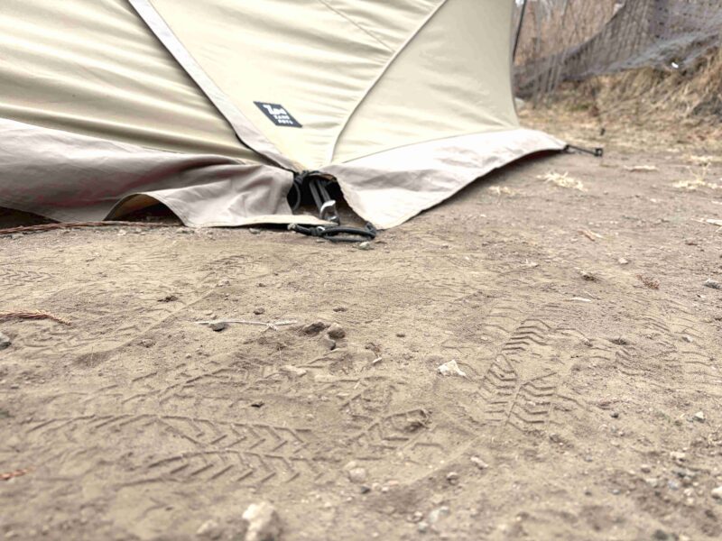 JUTE CAMP FIELD(ジュートキャンプフィールド)の地面/砂埃