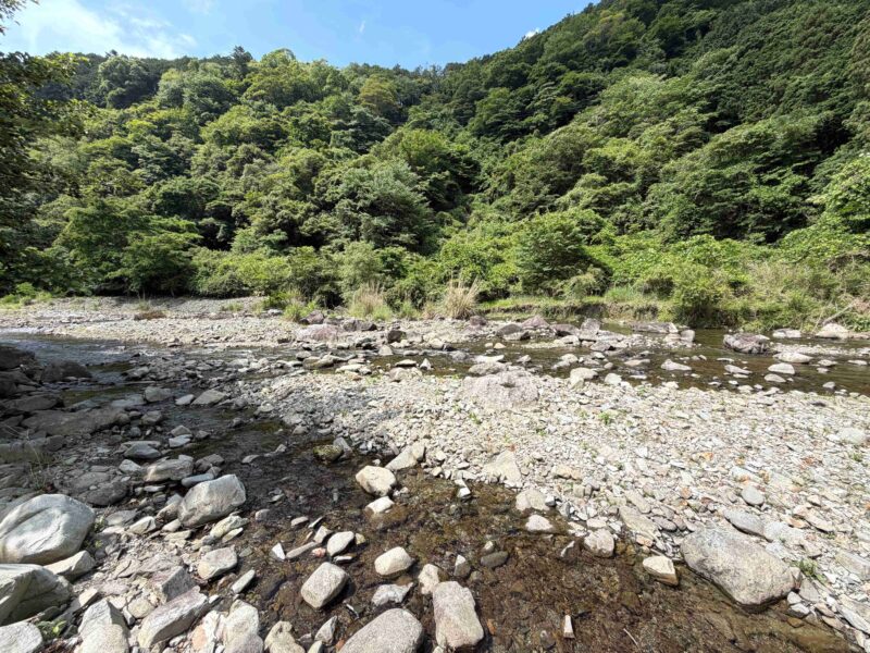 ブラックスミスアウトドアフィールド前の佐野川